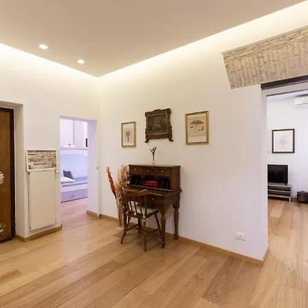 Trevi House Apartmán *